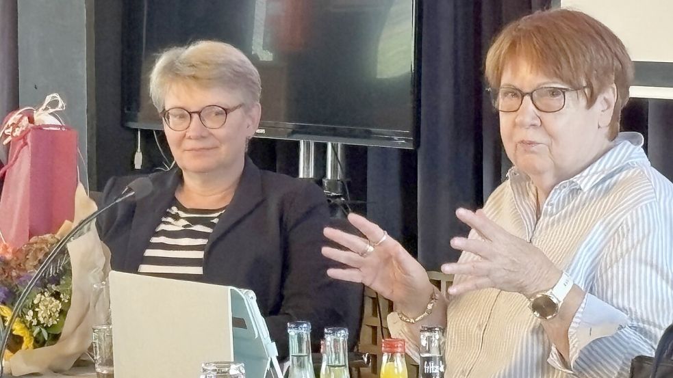 Ingeborg Hartmann-Seibt (rechts) wurde als Sozialausschussvorsitzende bereits kürzlich von Fachbereichsleiterin Dr. Edith Ulferts mit sehr wertschätzenden Worten verabschiedet. Textbaustein: Foto: Karin Böhmer