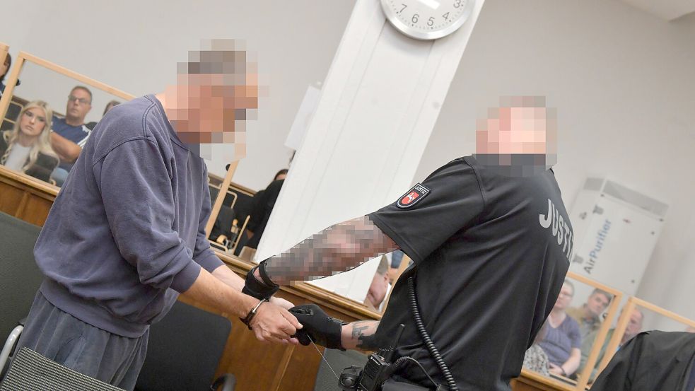 Wegen Totschlags ist ein 68-jähriger Emder im Juli 2025 zu einer langjährigen Freiheitsstrafe verurteilt worden. Er tötete seine Ehefrau mit 17 Messerstichen. Foto: Klaus Ortgies/Archiv