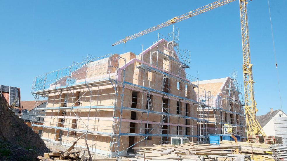 Um künftig bezahlbaren Wohnraum zur Verfügung stellen zu können, will die Stadt Norden die Wohngebäude selbst bauen und vermieten. Foto: DPA
