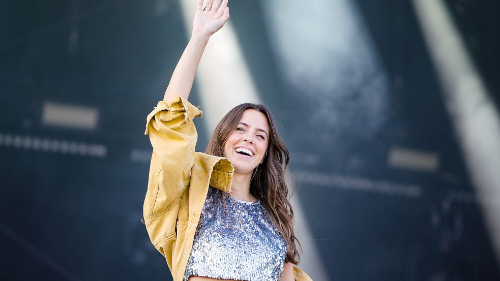 Sängerin Vanessa Mai wird beim Fashion-Festival in Leer zwei Konzerte geben – einmal um 14 Uhr und ein weiteres Mal um 17 Uhr. Foto: Christoph Reichwein/dpa