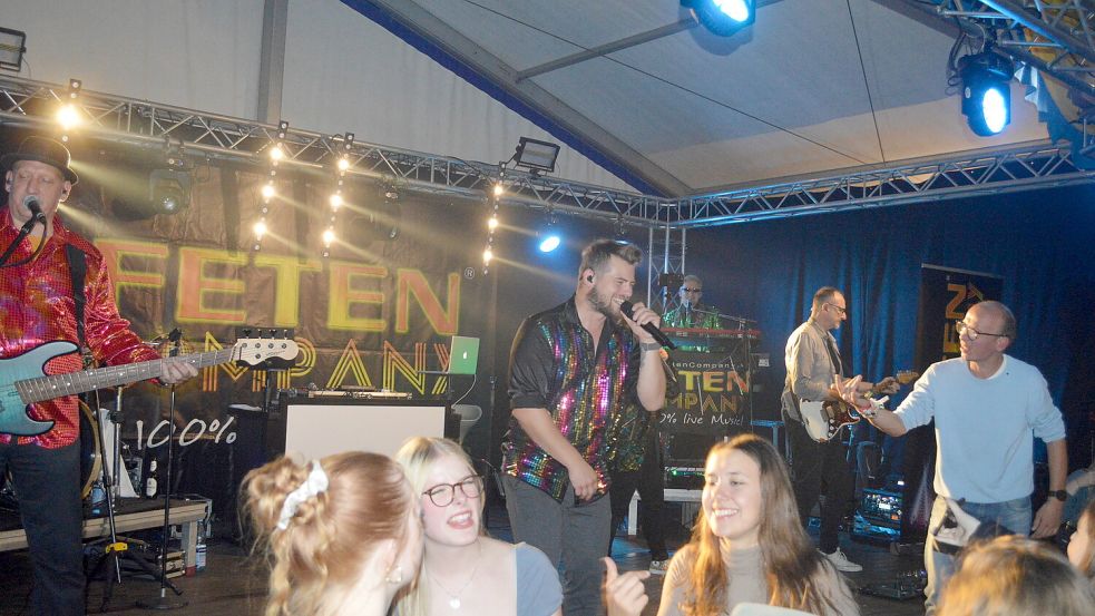 Wie auch 2024 wird die Band „Feten-Company“ am Samstagabend auf dem Erntedankfest in Klostermoor auftreten. Foto: Holger Weers/Archiv