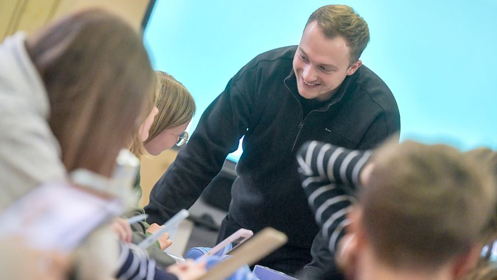 Nico Janßen sammelt als Pädagogischer Mitarbeiter neben dem Studium praktische Erfahrungen. Bis Ende 2024 war er an der Möörkenschule in Leer beschäftigt. Foto: Ortgies