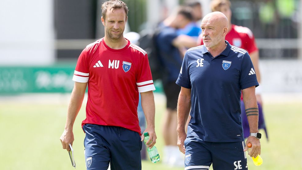 Markus Unger und Stefan Emmerling sind ein eingespieltes Team. In diesen Wochen übernimmt Unger die Chefrolle, wird vom anderen Co-Trainer Bastian Dassel unterstützt. Foto: Jens Doden/ Emden