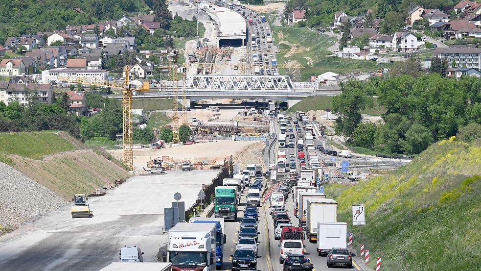 Wenn der Verkehr bald wieder rollt, ist das Verständnis für Baustellen groß. Doch in der Finanzplanung des Bundes werden erstmal keine neuen Baustellen aufgemacht. Wie kann das sein? Foto: Bernd Weißbrod/dpa