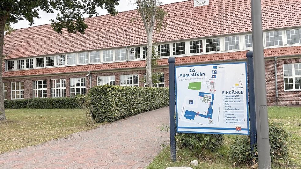 An der IGS Augustfehn ist ein Junge aus einem Fenster im Obergeschoss gefallen. Vor 14 Tagen war er auf dem Schulweg von zwei Schülern verprügelt worden. Foto: Carmen Leonhard