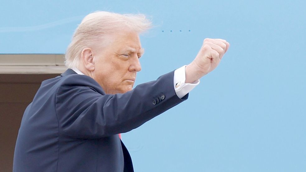 Trump freut sich über das Ende einer Talkshow. Foto: Luis M. Alvarez/FR596 AP/AP/dpa