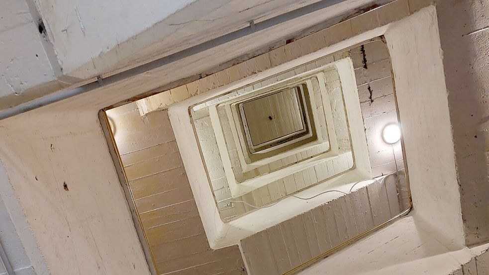 Der Bunker am Emder Hauptbahnhof ist sieben Stockwerke hoch. Foto: Hanssen/Archiv