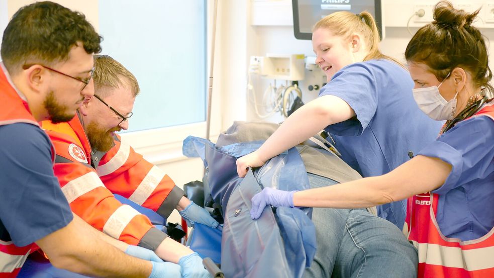 Teamarbeit: Mitarbeiter von Rettungsdienst und Klinik lagern gemeinsam eine Patientin um.Foto: privat