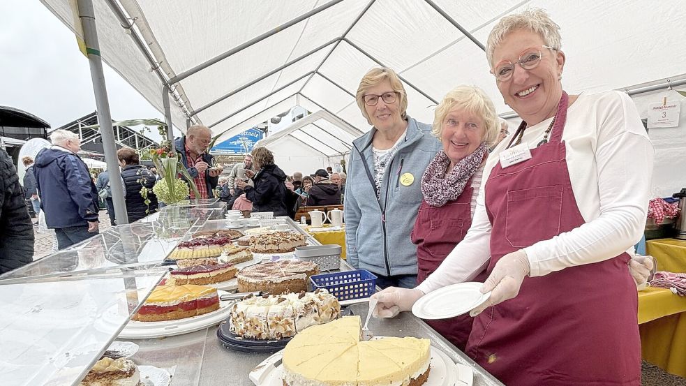 Antje Schmidt (Landfrauen Aurich-Oldendorf), Anne Willms und Alma Frerichs (Landfrauen Aurich) (von links) servierten beim Erntefest kalorienreiche Leckereien. Foto: Mieke Matthes