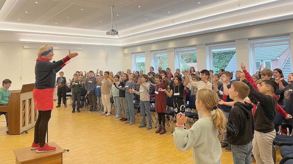 Chorprobe im Lamberti-Gemeindehaus: Beim Projekt „Sing Bach“ studieren Auricher Schüler kindgerecht umgearbeitete Werke von Johann Sebastian Bach ein. Foto: Julia Conrads