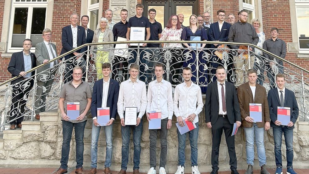 Die jungen Fachkräfte und ihre Gäste stellten sich vor dem Wittmunder Kreishaus zum Erinnerungsfoto auf. Foto: privat