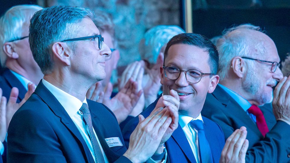 Abschied und Neuanfang mit Minister (von links): Prof. Dr. Marco Rimkus, neuer Präsident der Hochschule Emden/Leer, Niedersachsens Wissenschaftsminister Falko Mohrs (SPD) und Prof. Dr. Gerhard Kreutz, nun ehemaliger Hochschulpräsident. Foto: privat