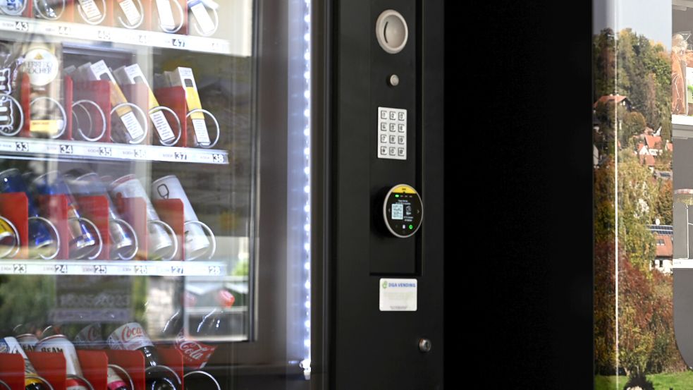 An einem Automaten machten sich die drei Männer zu schaffen. Symbolfoto: Pia Bayer/dpa