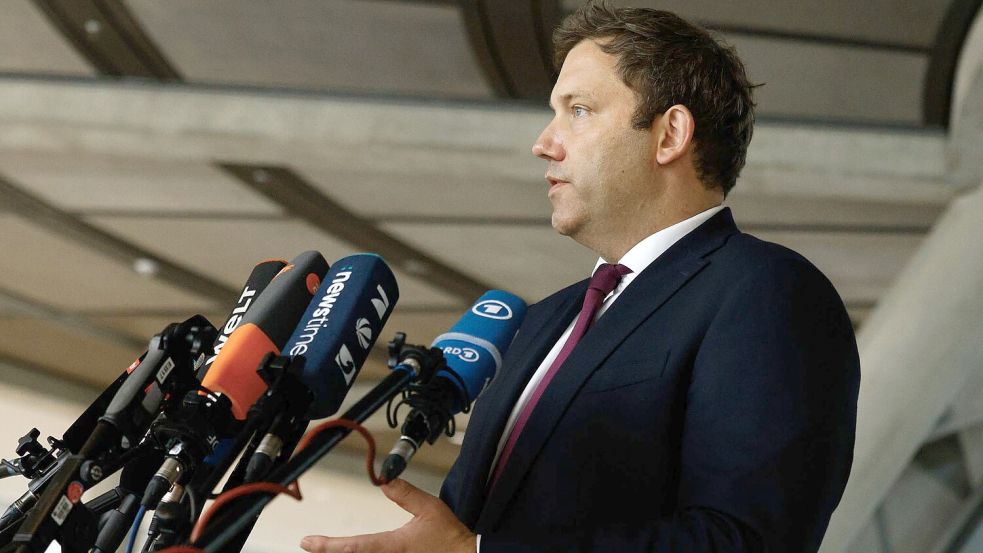 Klingbeil reagierte - und nahm den Verkehrsminister in die Verantwortung. Foto: Carsten Koall/dpa