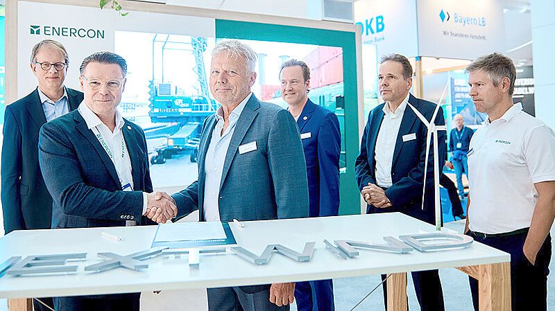 Werner Süss (von links), Co-CEO von Nextwind, Enercon-Vorstandsvorsitzender Udo Bauer im Handschlag mit Ewald Woste, dem geschäftsführenden Vorsitzenden von Nextwind, sowie Enercon-Vertriebsvorstand Uli Schulze Südhoff, der Nextwind-Vertriebsvorstand Urban Keussen sowie Enercon-Regionalleiter Benjamin Seifert bei der Unterzeichnung der Absichtserklärung in Husum. Foto: Enercon