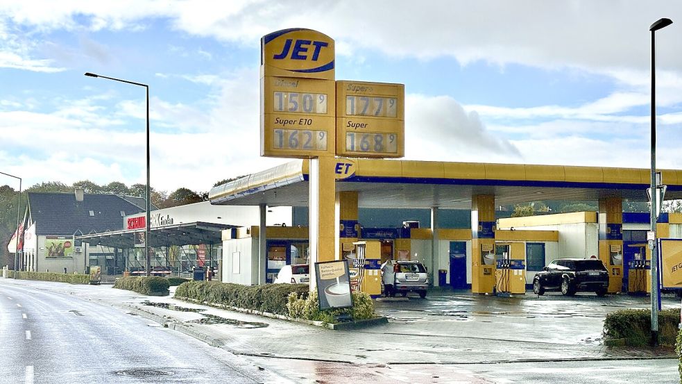 Die Jet-Tankstelle bleibt noch, auch wenn neben dem Schaumwerk längst anderes geplant war. Fotos: Klaus Ortgies