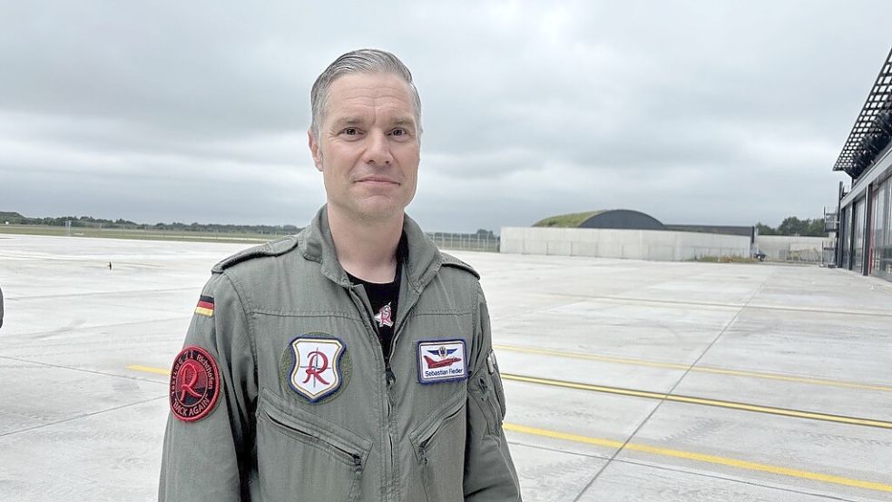 Oberstleutnant Sebastian Fiedler vor einer der neuen Hallen auf dem Flugplatz. Foto: Imke Oltmanns