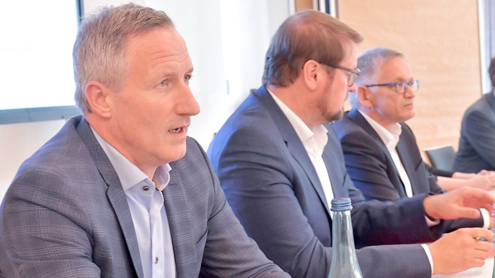 Vor Beginn der jüngsten Klinik-Gremiensitzung in Aurich (von links): Klinikchef Dirk Balster, der Aufsichtsratsvorsitzende und Emder Oberbürgermeister Tim Kruithoff sowie der Auricher Landrat Olaf Meinen. Foto: Klaus Ortgies