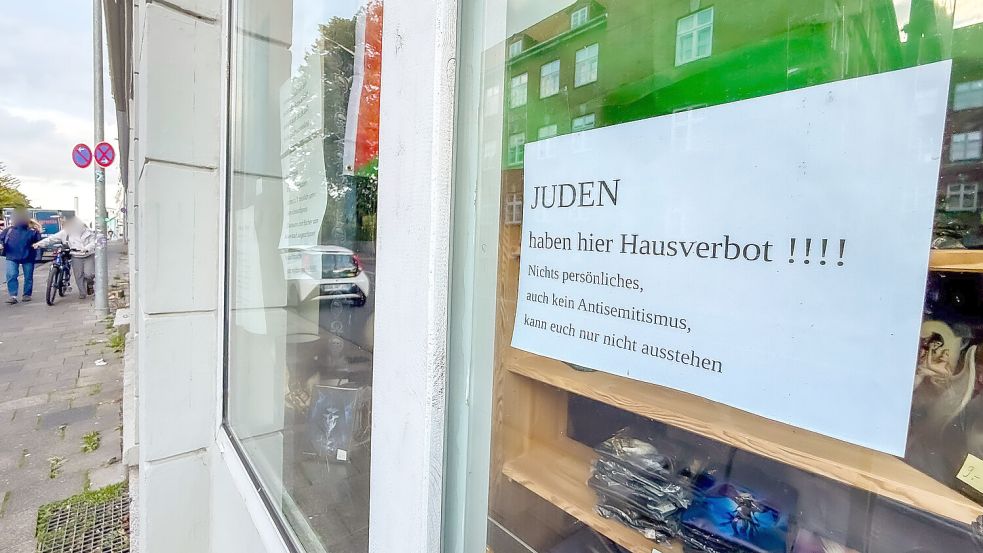 An der Fensterfront des Ladens in der Duburger Straße prangte das antisemitische Schild, das mittlerweile wieder entfernt wurde. Foto: Sebastian Iwersen