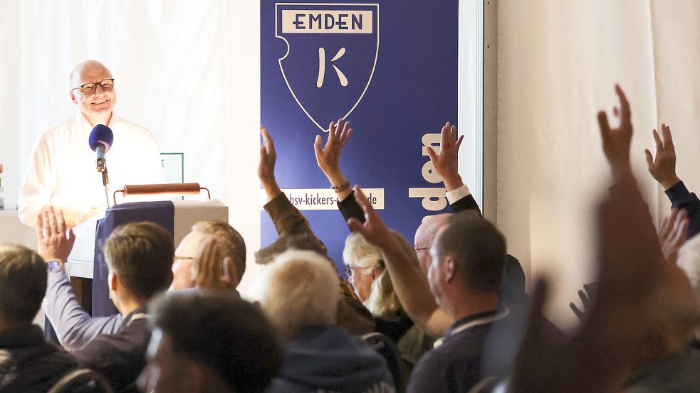 Kickers-Vorsitzender Hendrik Poppinga leitete die Mitgliederversammlung. Allen Anträgen wurde zugestimmt. Fotos: Jens Doden, Emden