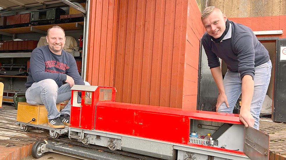Hilko Buß (links) und Reyk Gründig haben ein großes Hobby: Sie fahren mit kleinen Loks. Foto: Stephanie Tomé