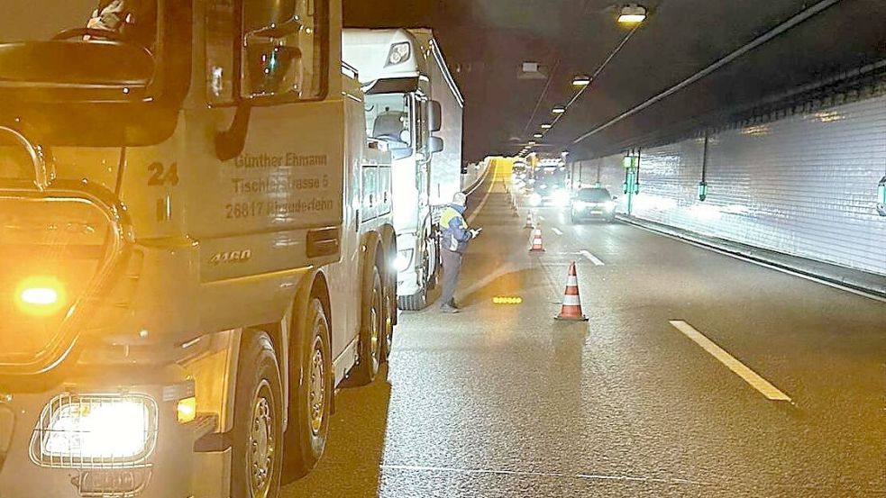 Ein Bergungsfahrzeug brachte den liegengebliebenen Lastwagen aus der Röhre des Emstunnels. Foto: Daniel Grüneke