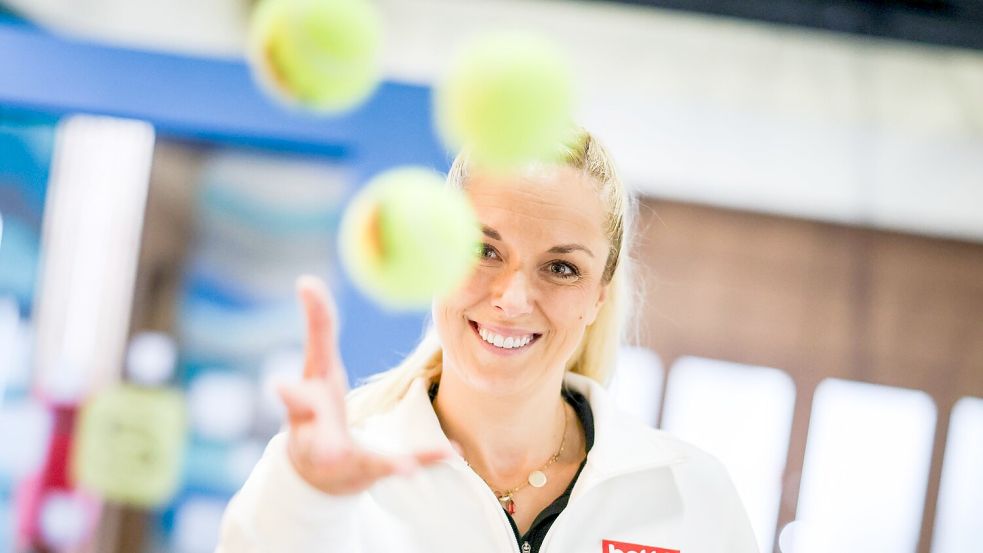 Sabine Lisicki spielt in der Serie Sabine Lisicki - und gibt in der Seifenoper einen Tennis-Workshop. Foto: Christoph Reichwein
