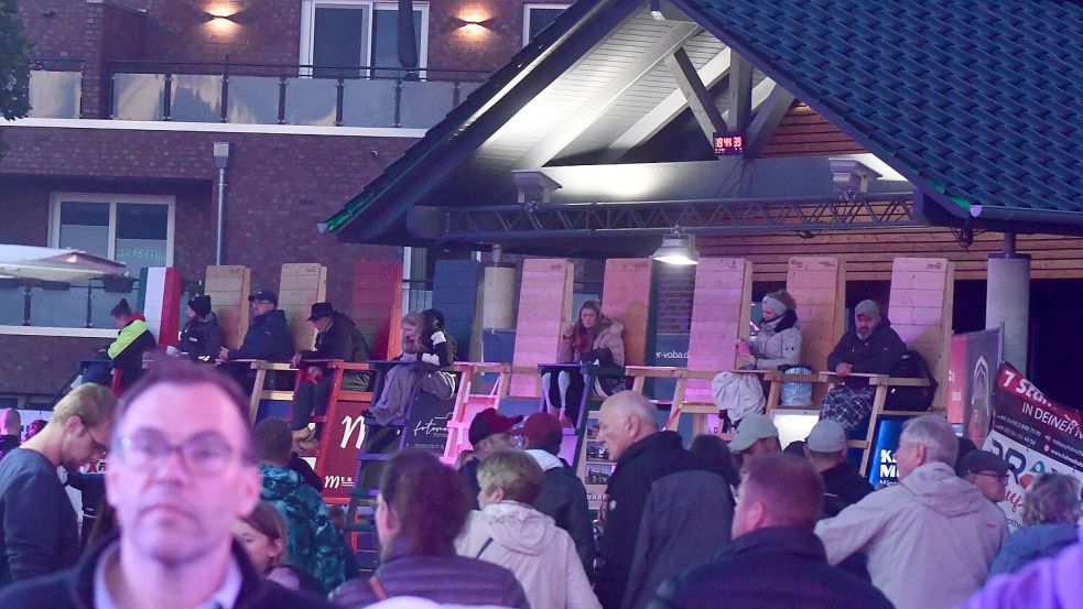 Auch in der Nacht müssen die Kandidaten auf den Hochstühlen verweilen. Foto: Dirk Hellmers/Archiv