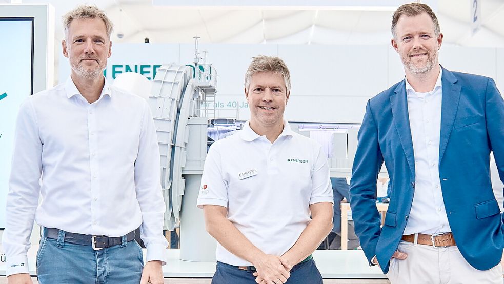 Handschlag auf der Wind-Messe (von links): Jan Hendrik Rowold, Leiter Einkauf Alterric, Benjamin Seifert, Regionalvertriebsleiter Enercon und Hendrik Stalljann, Leiter Engineering & Construction bei Alterric.Foto: Alterric/Enercon