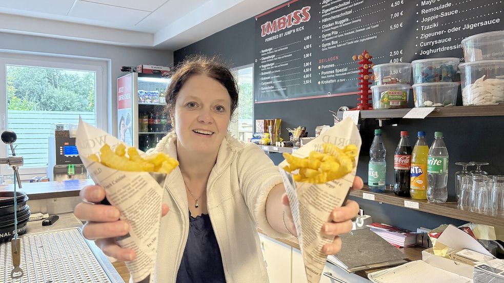 Natascha Alfers bietet im Jump ’n Kick unter anderem Pommes an.