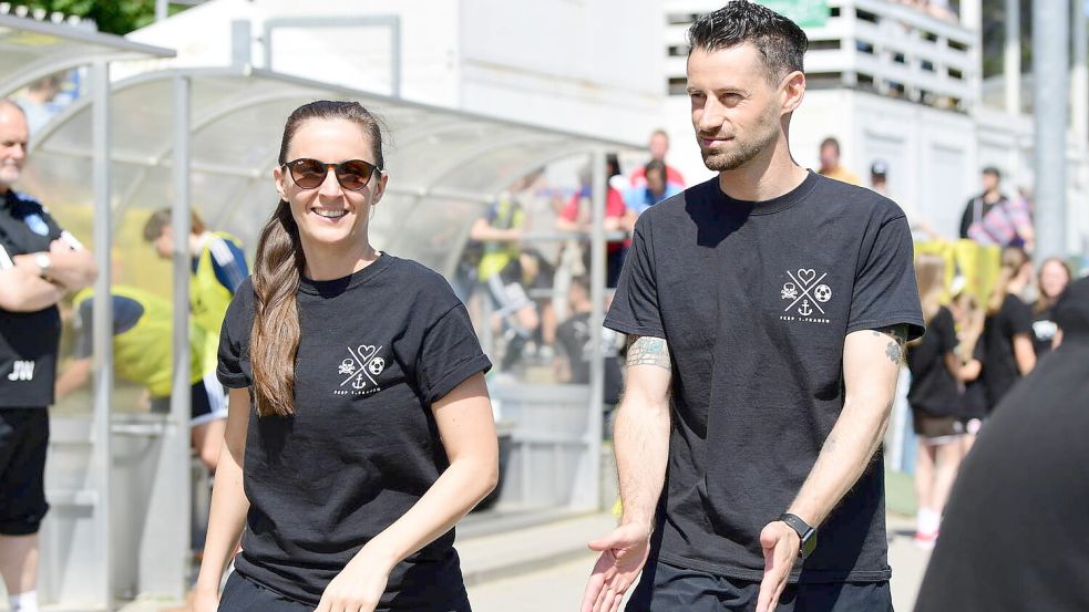 Jan-Philipp Kalla und Kim Kohschnieder trainieren die Frauen des FC St. Pauli. Archivfoto: Imago