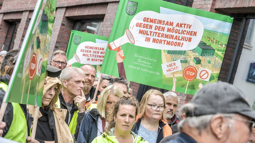 Dutzende Menschen kamen zu dem Protest vor dem Sparkassen-Forum in Leer. Foto: Klaus Ortgies