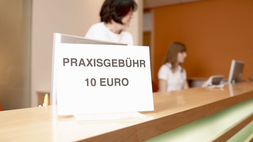 Der Bundesdrogenbeauftragte Hendrik Streeck will mit Gebühren unnötige Arztbesuche vermeiden. Die Idee ist nicht neu, die Kritik ebenso wenig. Doch er findet auch Zustimmung. Foto: imago images/Westend61