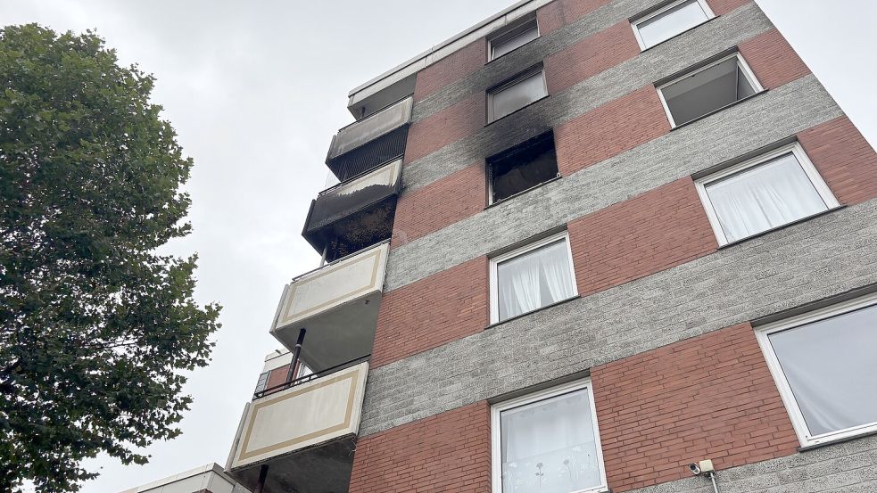 Die Wohnung im dritten Stockwerk des Gebäudes wurde bei dem Brand stark verrußt. Foto: Lotta Groenendaal/Archiv