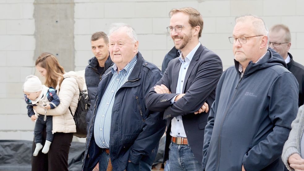 Die Investoren Hermann Eckhoff (rechts) und sein Vater Diedrich (Dritter von rechts) feierten jetzt das Richtfest auf dem Neubau des Nah-&-Gut-Marktes in Jheringsfehn. Links im Bild die Familie Meeuw, die das Geschäft führen wird. Foto: Karin Lüppen
