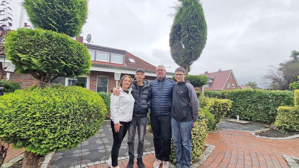 Adriana und Senad Begovic, hier mit ihren Söhnen Adrian und Armin (rechts) freuen sich, im November mit ihrem eigenen Lokal in Weener durchzustarten. Foto: Tatjana Gettkowskis