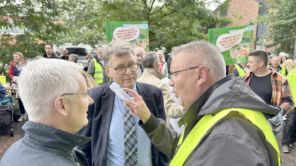 BI-Sprecher Heiko Claußen (rechts) wurde bereits vor der Sitzung gegenüber dem Landrat Matthias Groote (links) und CDU-Kreistagsabgeordneter Gerd Dählmann. Foto: Klaus Ortgies