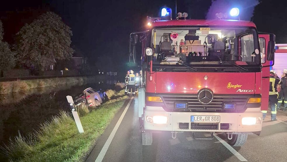 Die Feuerwehr Westrhauderfehn war schnell vor Ort und sicherte den Wagen, der in den Kanal zu rutschen drohte. Foto: Feuerwehr Westrhauderfehn