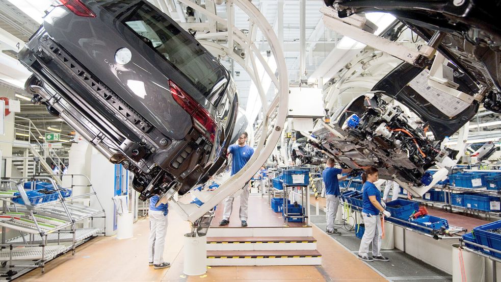 Hier brummt es: Produktion des Golf VIII bei VW in Wolfsburg. Foto: Julian Stratenschulte/dpa/Archiv