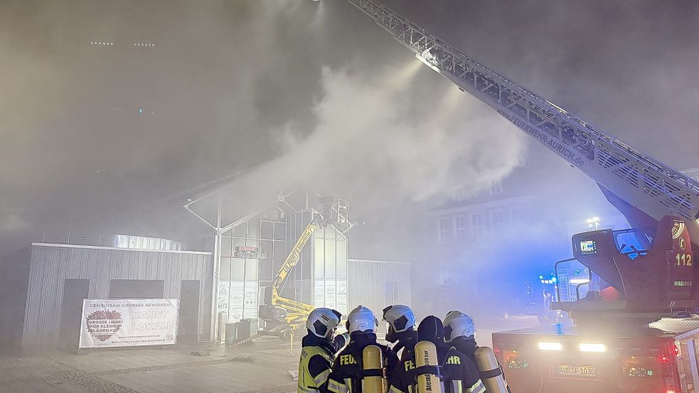 Rund 60 Feuerwehrleute kämpften gegen den Küchenbrand beim Café Extrablatt in Aurich. Foto: Sönke Geiken