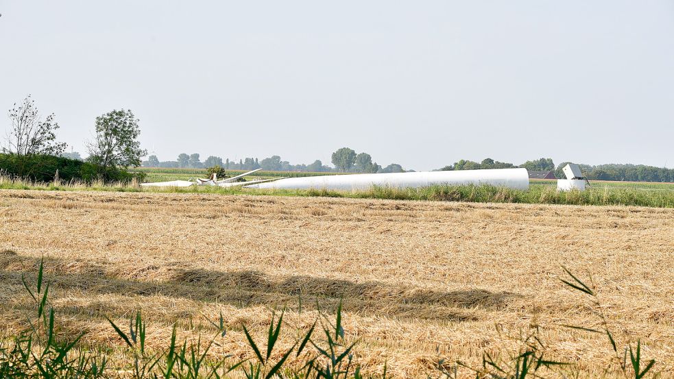 Erst lag die von Treckern eigenständig umgerissene Windkraftanlage auf dem Feld. Im Beisein der Polizei wurden die Reste Anfang September vom Landkreis Aurich abtransportiert. Foto: Heinz Wagenaar/Archiv