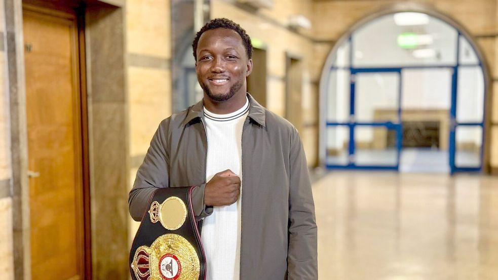 Der Boxprofi Abass Baraou mit dem Interimsweltmeistertitel des Verbands WBA. Foto: --/Wasserman Boxing/dpa
