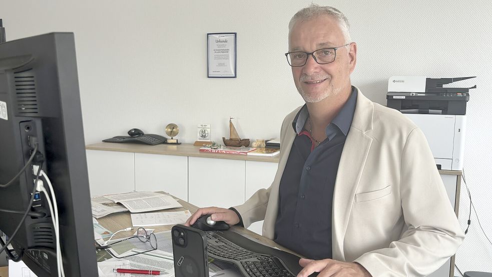 Günter Harders an seinem Schreibtisch im Ostrhauderfehner Rathaus. Fotos: Henrik Zein