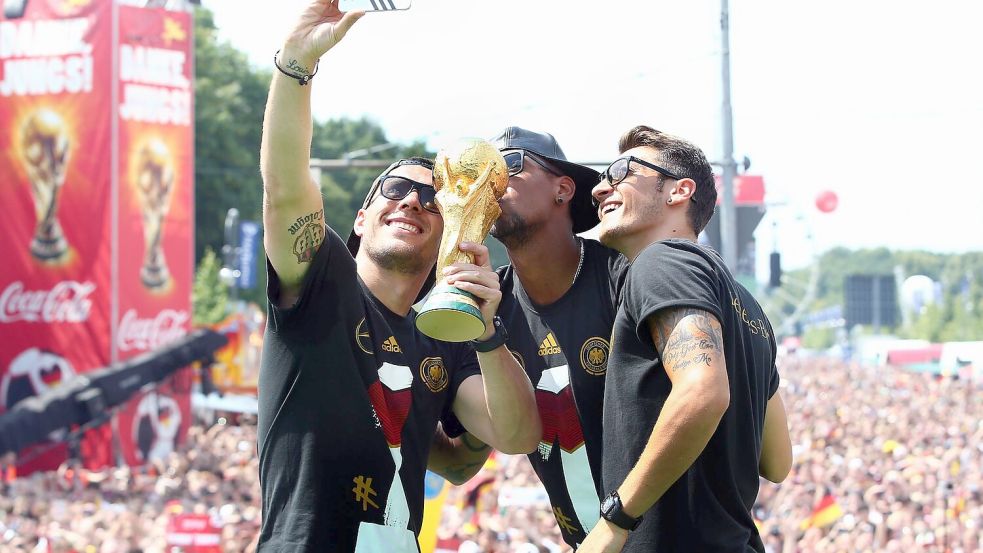 Weltmeister: 2014 feierte Jérôme Boateng (M.) seinen größten Triumph. (Archivbild) Foto: Alex Grimm/Bongarts/dpa