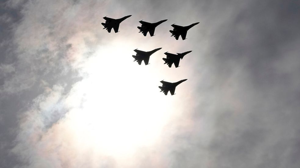 Polen meldet russische Kampfjets über einer Ölplattform in der Ostsee. (Archivbild) Foto: Dmitri Lovetsky/AP/dpa