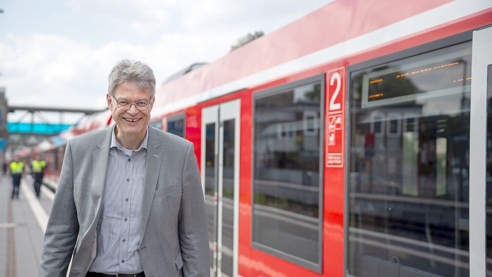 Kann mit dem Bahnverkehr in Deutschland nicht zufrieden sein: Bundesverkehrsminister Patrick Schnieder (CDU). (Archivbild) Foto: Harald Tittel