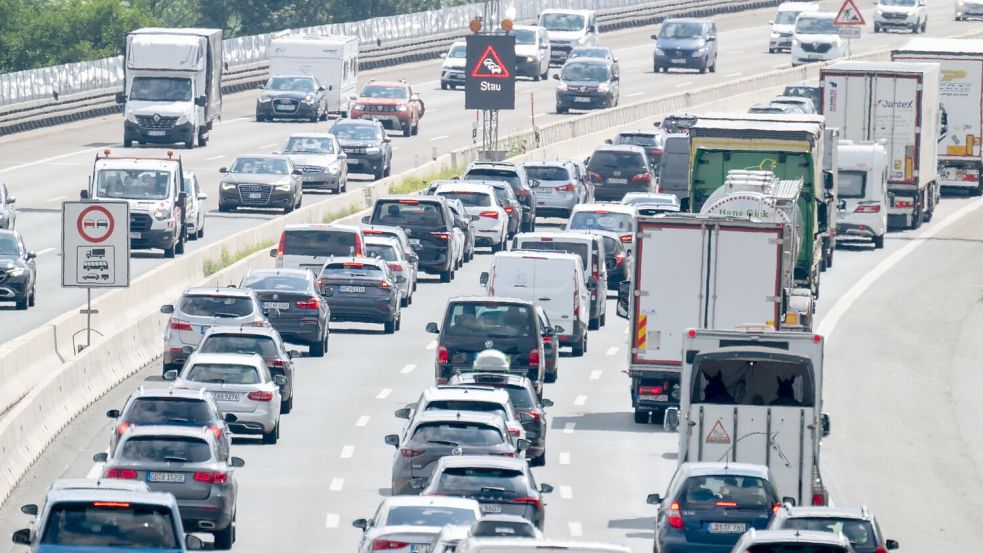 Der ADAC kritisiert die vom Bundesverkehrsministerium genannten Finanzlücken für Autobahnen und Bundesstraßen. (Symbolbild) Foto: Pia Bayer/dpa