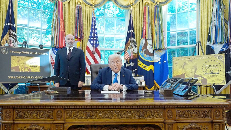 „Kauft jetzt DIE TRUMP GOLD CARD“, rät der Präsident im Stile eines Verkäufers. Foto: Alex Brandon/AP/dpa