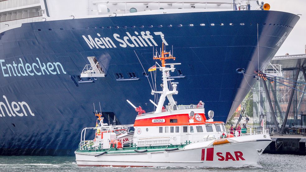 Rostock am Freitag: Der Seenotrettungskreuzer „Argon“ bringt Einsatzkräfte bei einer Übung nach dem Abseilen aus einem Hubschrauber über der Ostsee zum Kreuzfahrtschiff „Mein Schiff 7“. Die Kräfte des Havariekommandos trainieren an Bord des Kreuzfahrtschiffs die Versorgung und Bergung von mehreren Verletzten. Foto: Jens Büttner/dpa