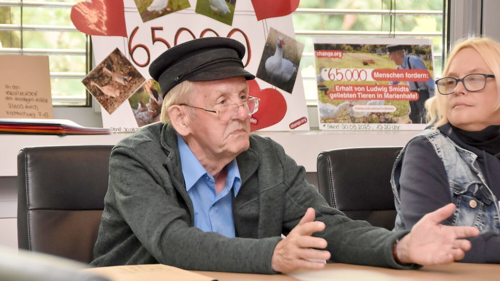 Ramona Christians (rechts) hat für Geflügelhalter Ludwig Smidt (links) eine Eingabe an den Bundestag gemacht. Foto: Thomas Dirks